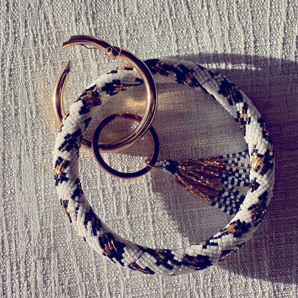 Frosty White Gold Jungle Print Bead Bangle Bracelet With Key Ring Tassel Holder - Picture 3 of 5